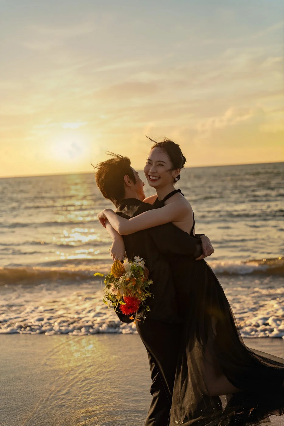 白幔與夕陽｜淡水沙崙海邊婚紗照｜Sophia Studio 台北婚紗攝影