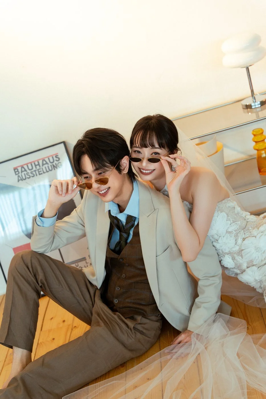 白幔與夕陽｜復古客廳婚紗照｜Sophia Studio 台北婚紗攝影
