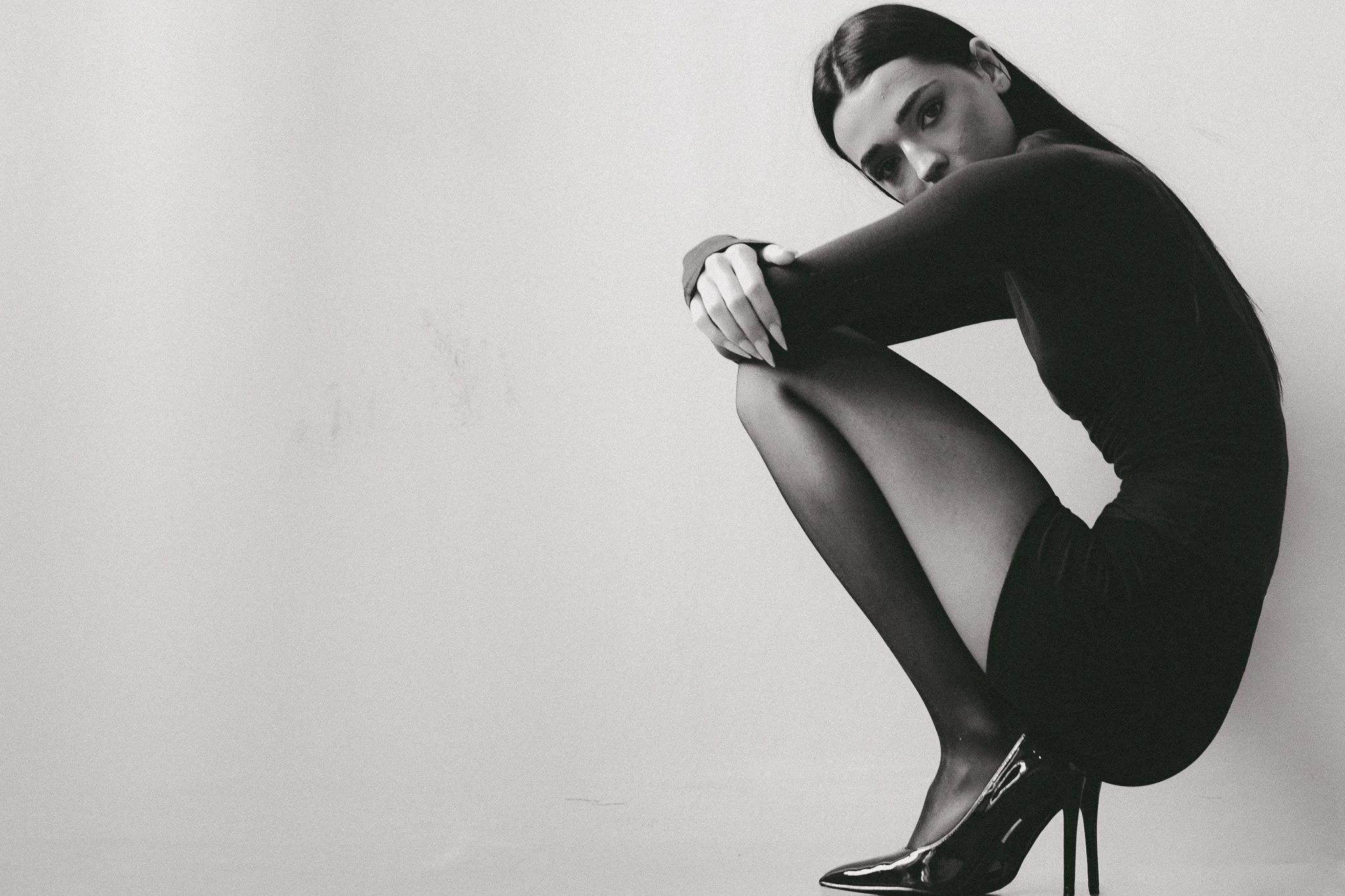 ROSIE × MINT — monochrome seated fashion portrait in black, landscape composition