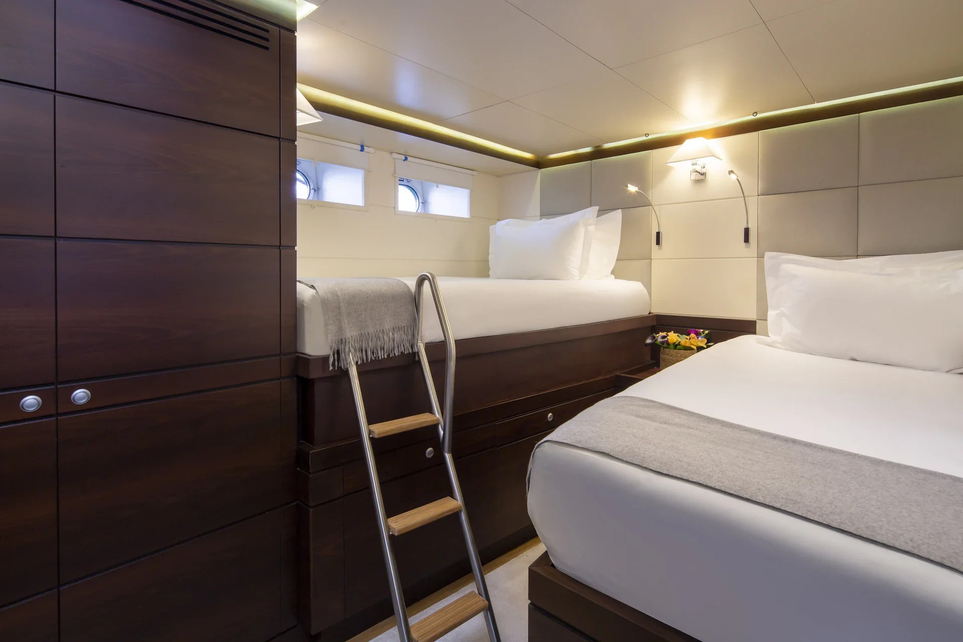 Radiance: Guest cabin with upper berth