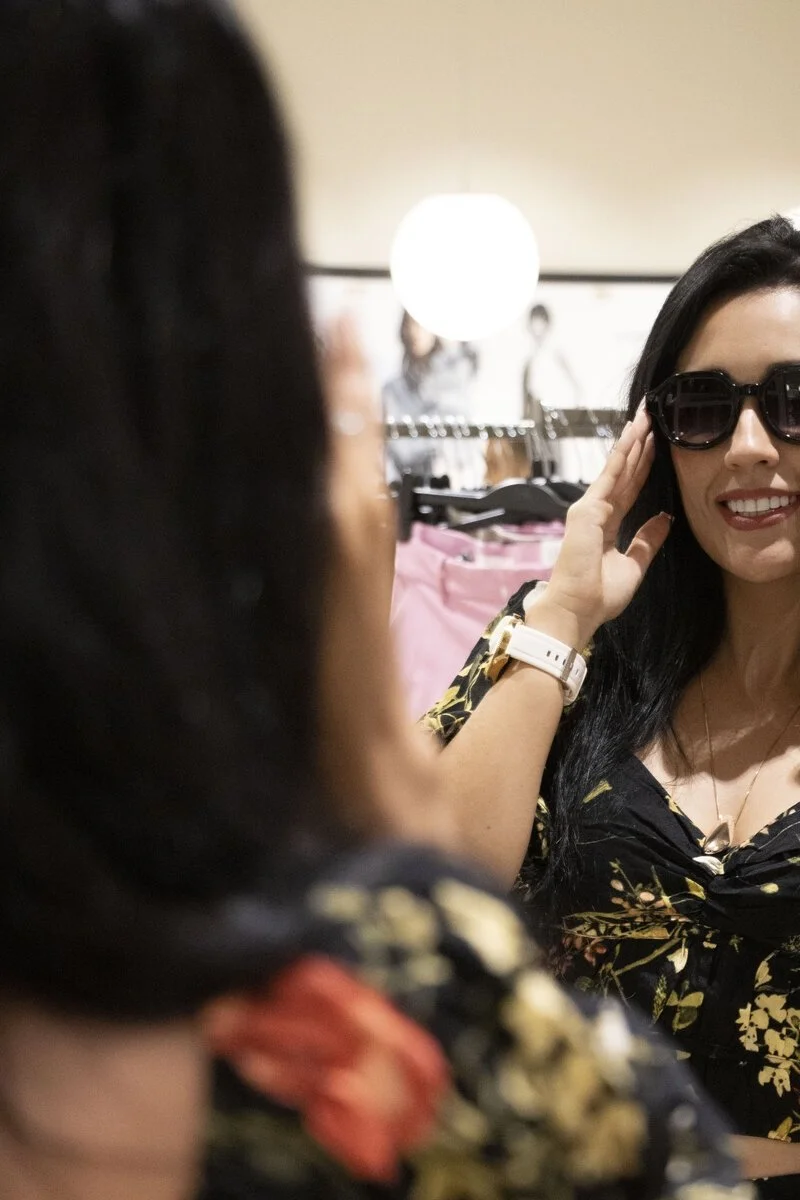 Luisa Pérez probando estilos frente al espejo