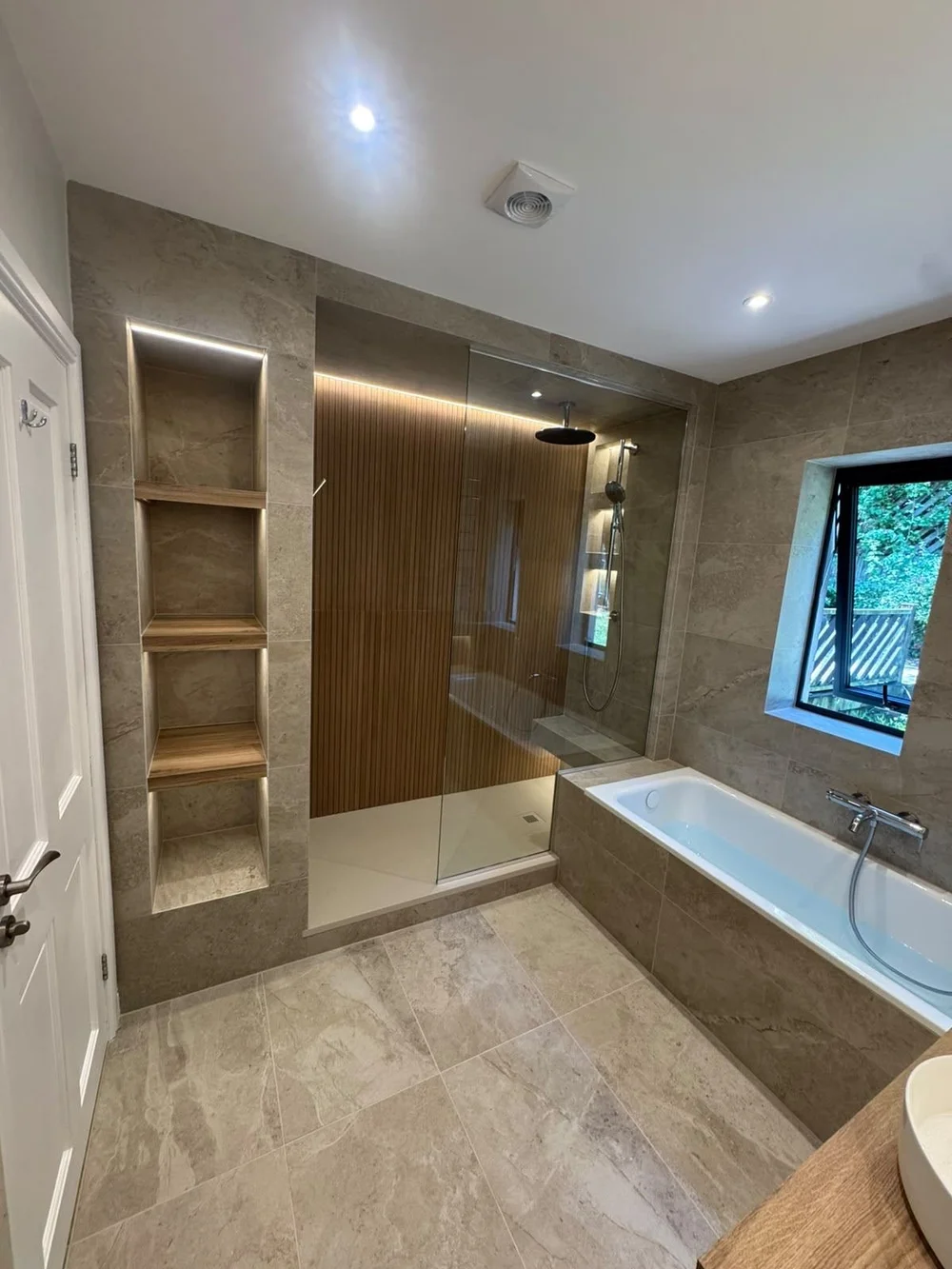 Shower with niches