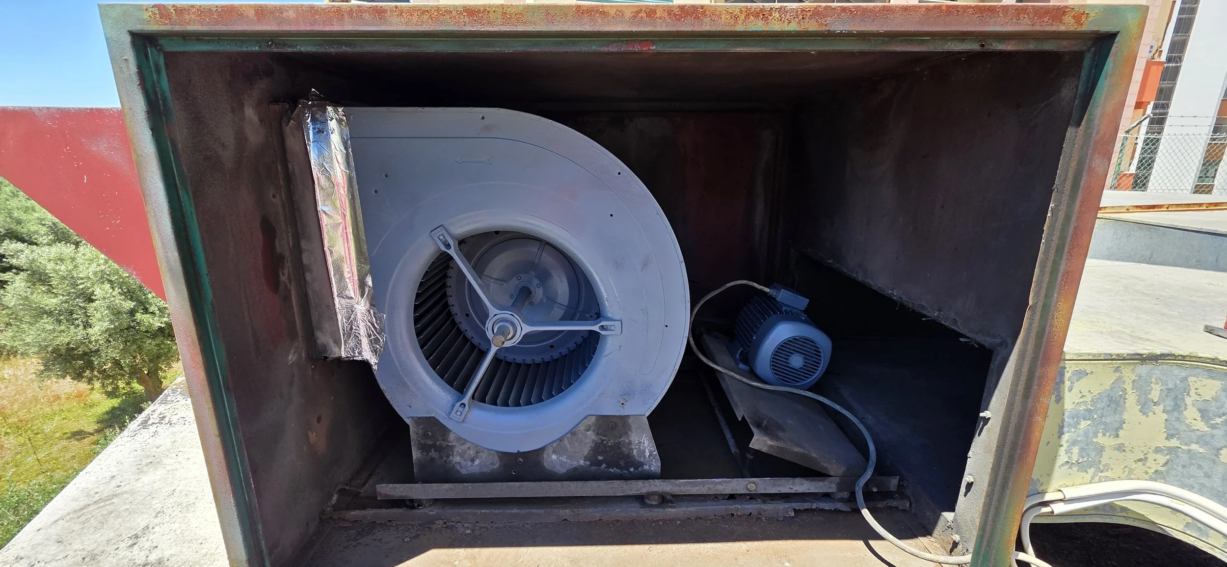 Motor, turbina e transmissão no interior da caixa de extração