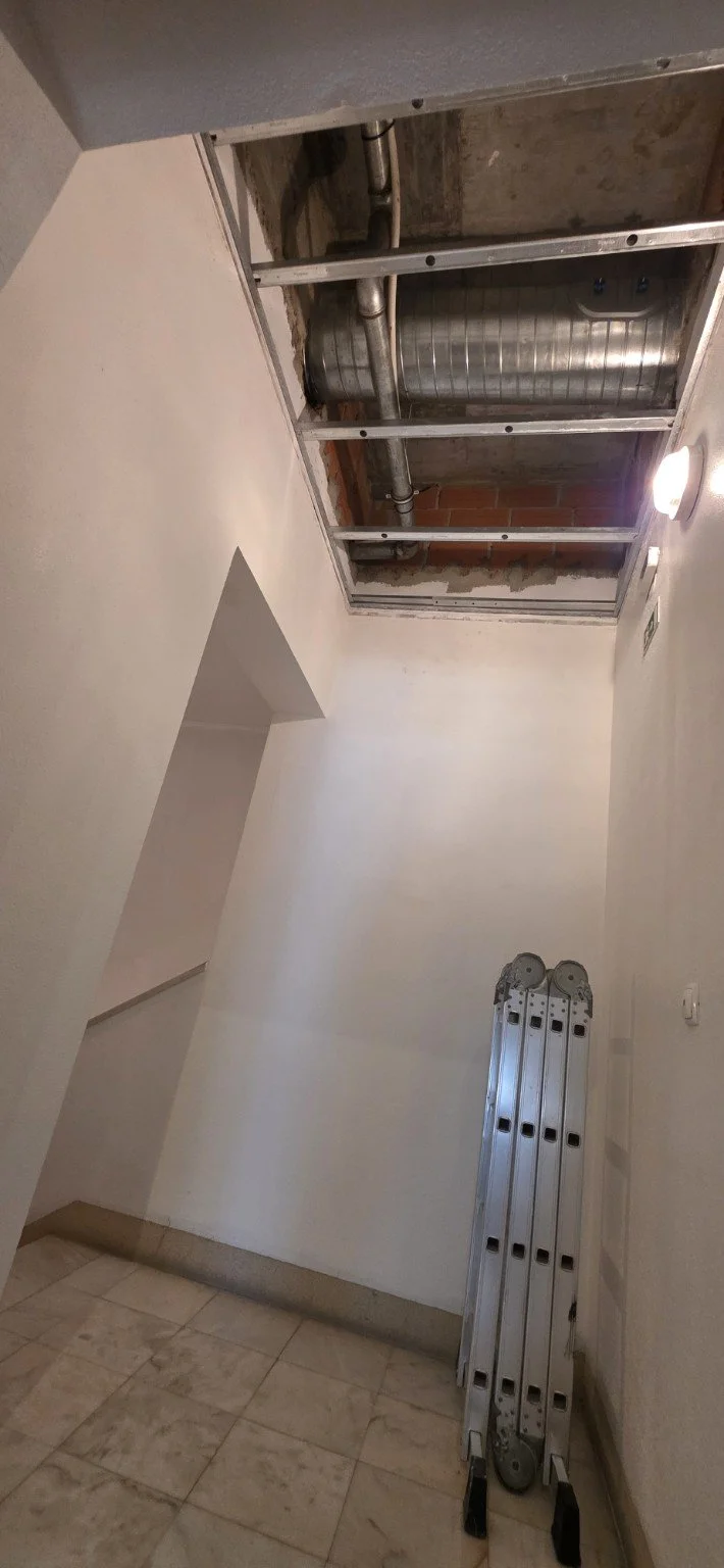 Vista geral da zona de intervenção com escada e acesso técnico ao teto