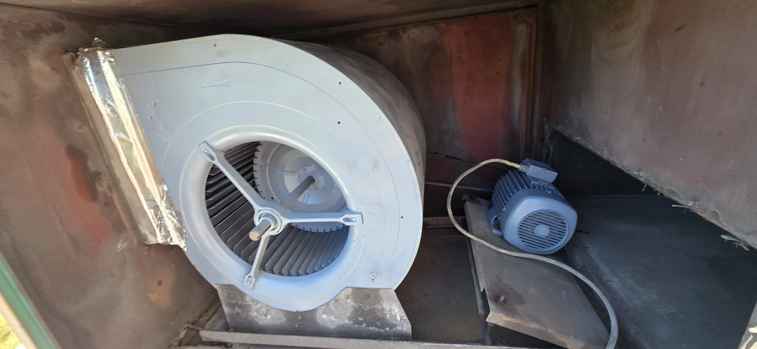 Pormenor do motor elétrico e turbina com painel de acesso aberto