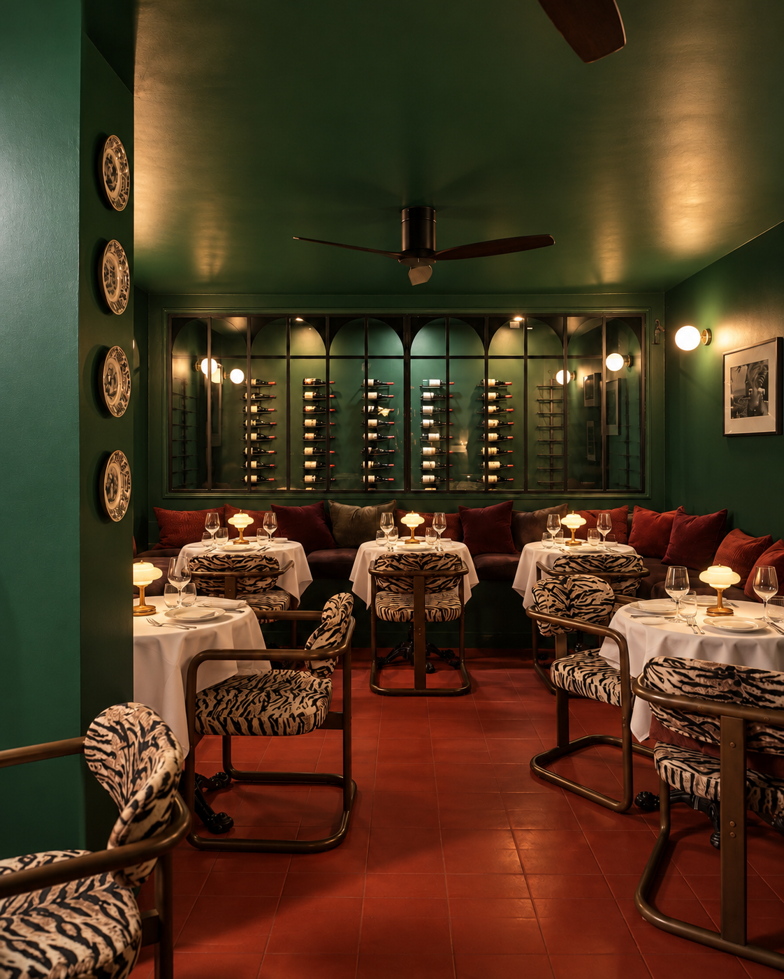 Le véritable salon de Brigitte, avec nappes blanches et tables dressées
