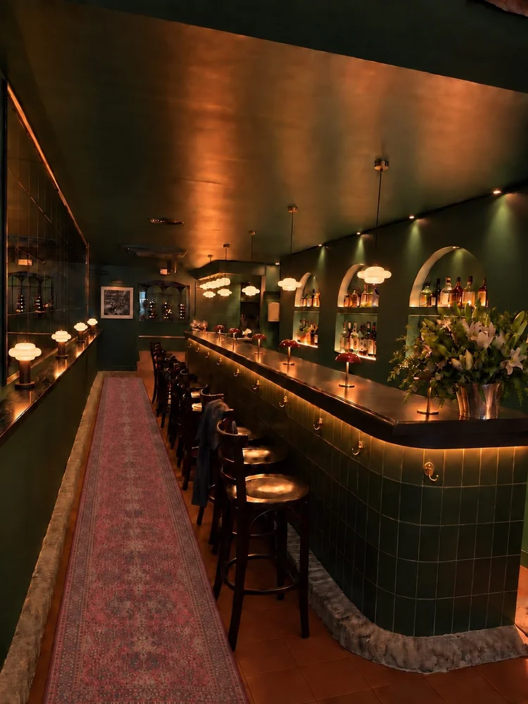 Le comptoir et ses lampes rouges