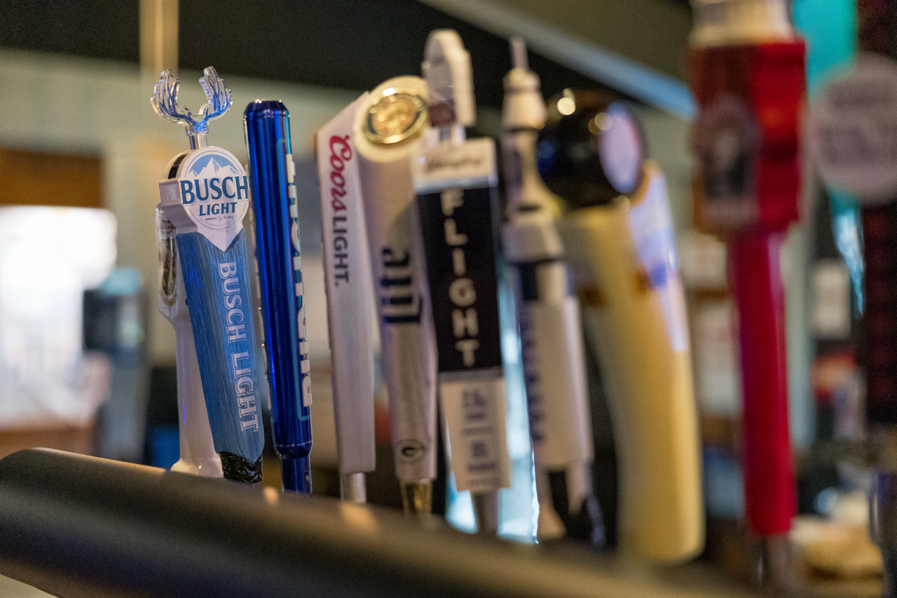 Tap handles along the bar: Busch Light, Coors Light, Miller Lite and more.