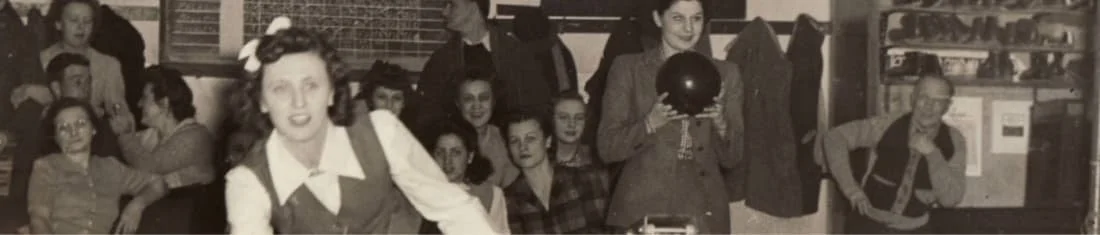 League night in an earlier era: bowlers crowd the benches behind the lanes.