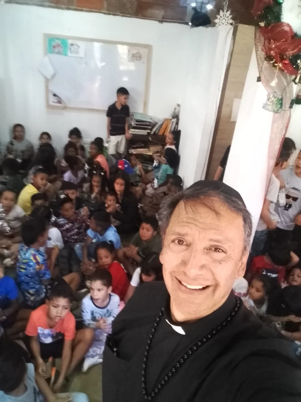 Padre Willman junto a una comunidad reunida