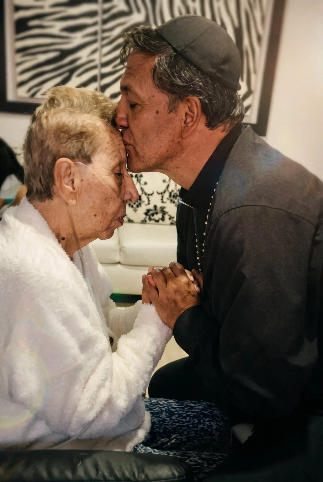 Padre Willman con su madre, Gilma Velazquez de Aristizábal, fundadora de Mis Abuelos