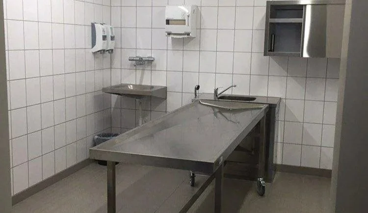 Hygienischer Waschraum für rituelle islamische Waschungen bei Miraç Bestattungen