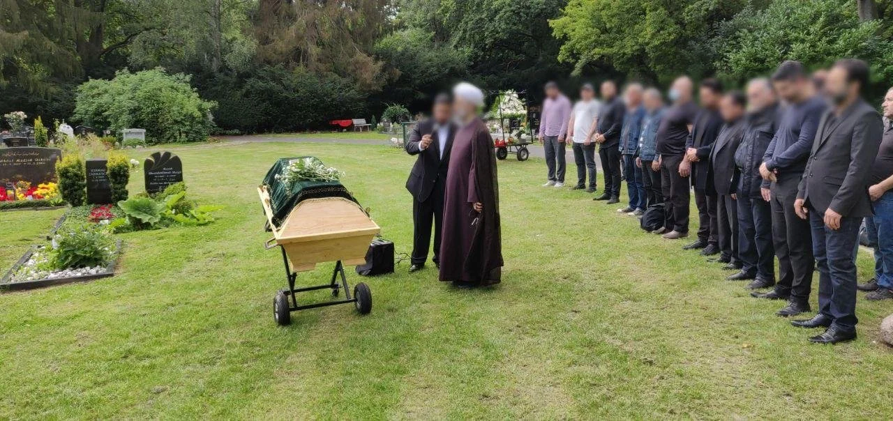 Schiitisches islamisches Totengebet im Rahmen einer muslimischen Bestattung