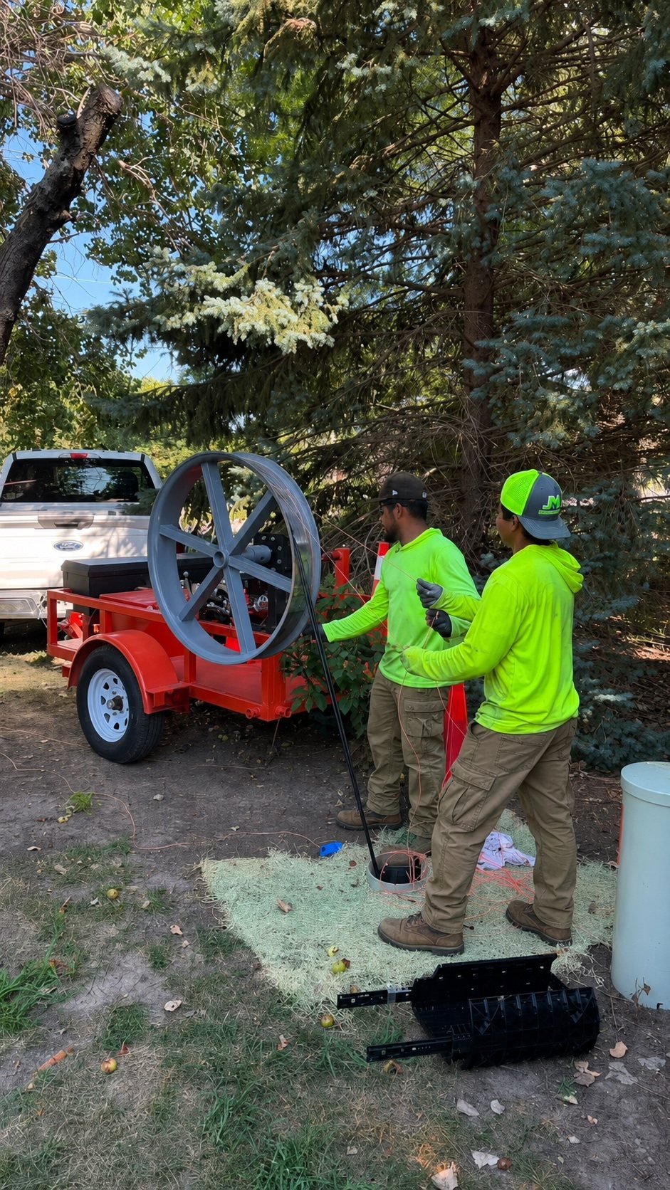 Crew pulling line at a pedestal.