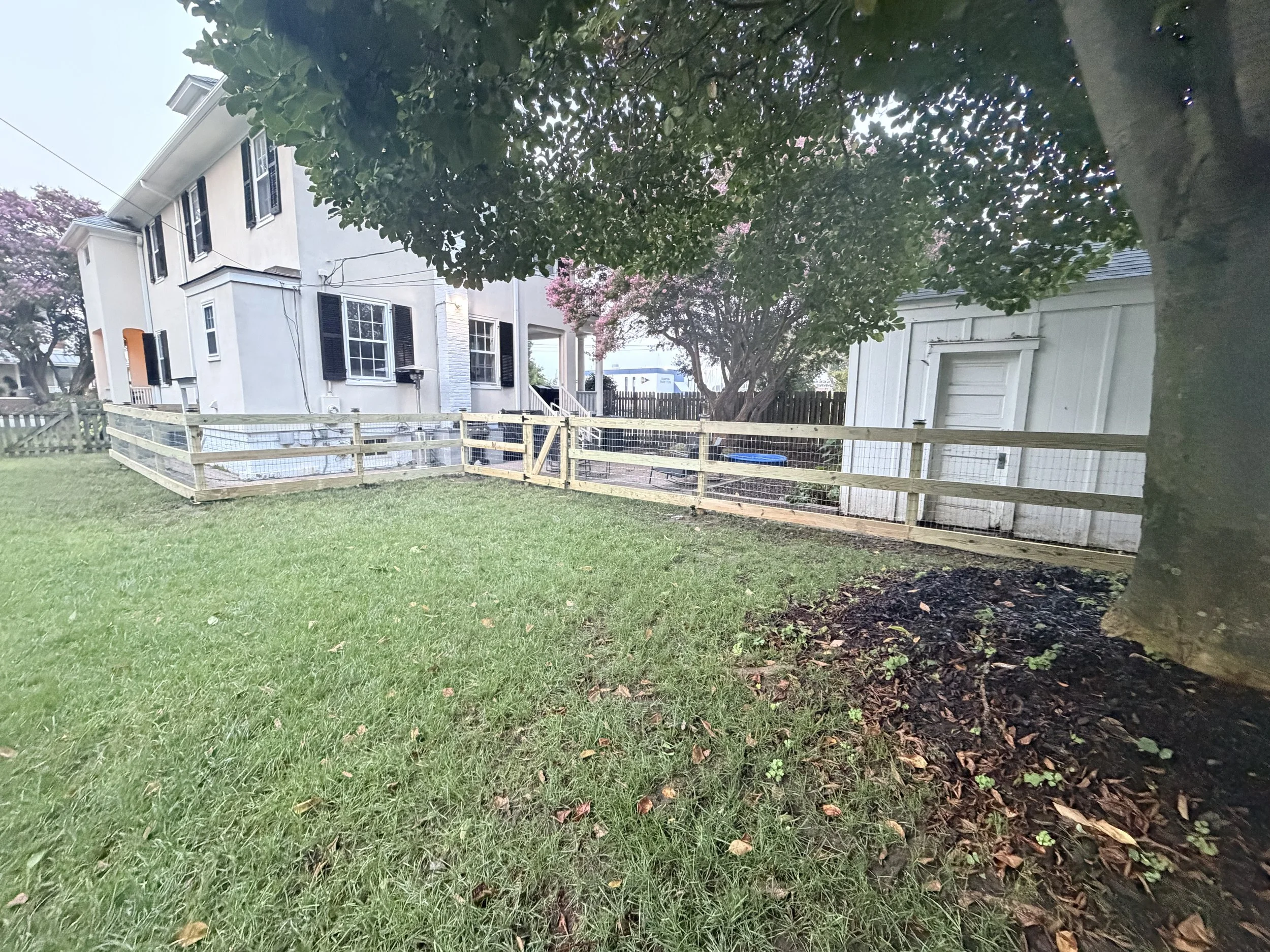 White picket fence built by Crusberg Fence in Smithfield, VA