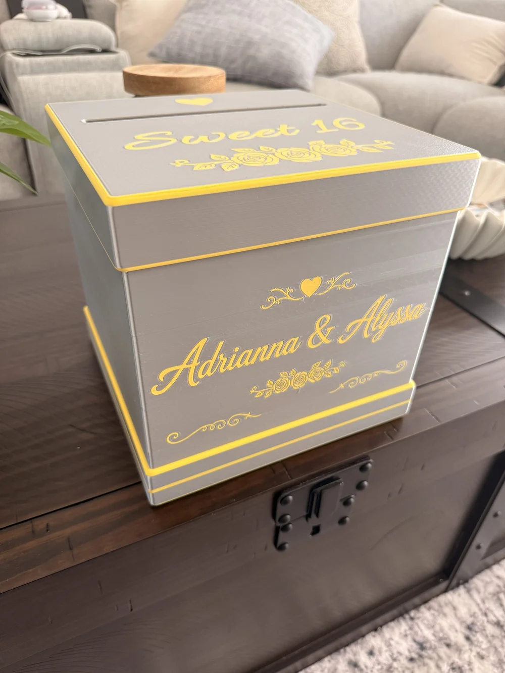 Caja gris y dorada personalizada para tarjetas, con ranura en la tapa.