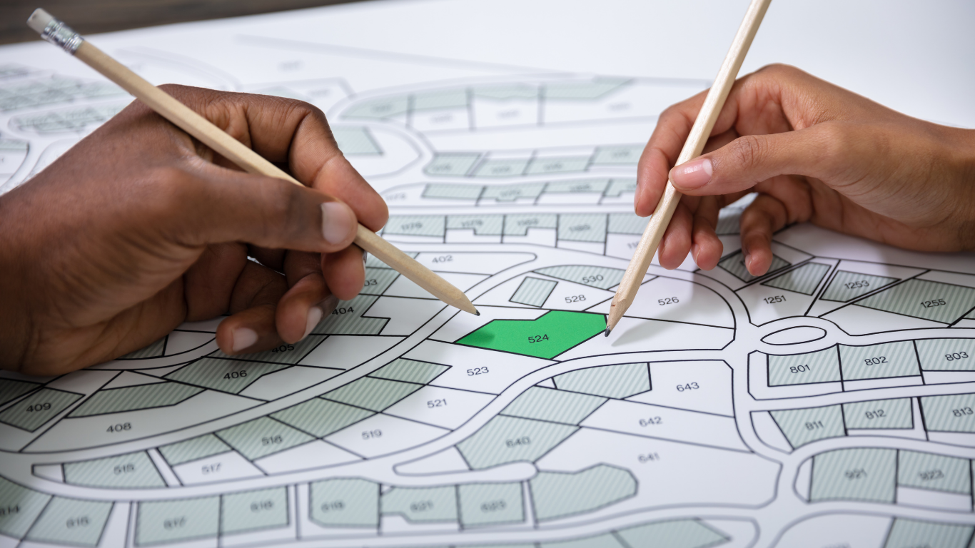 Travail à plusieurs sur un plan cadastral