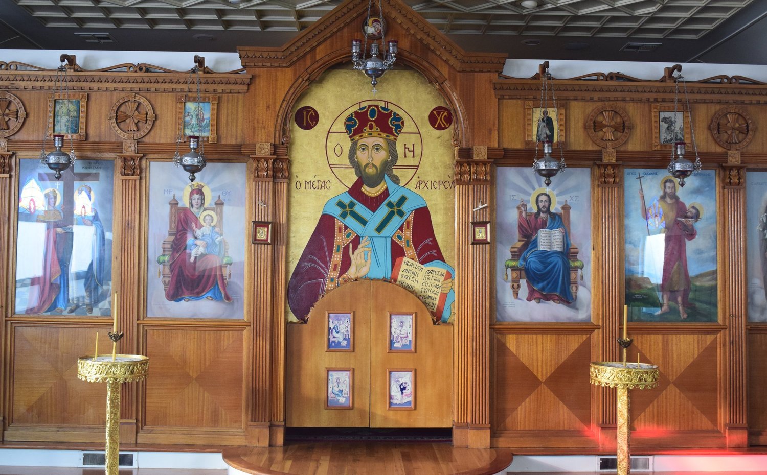 The iconostasis of Saints Constantine and Helen