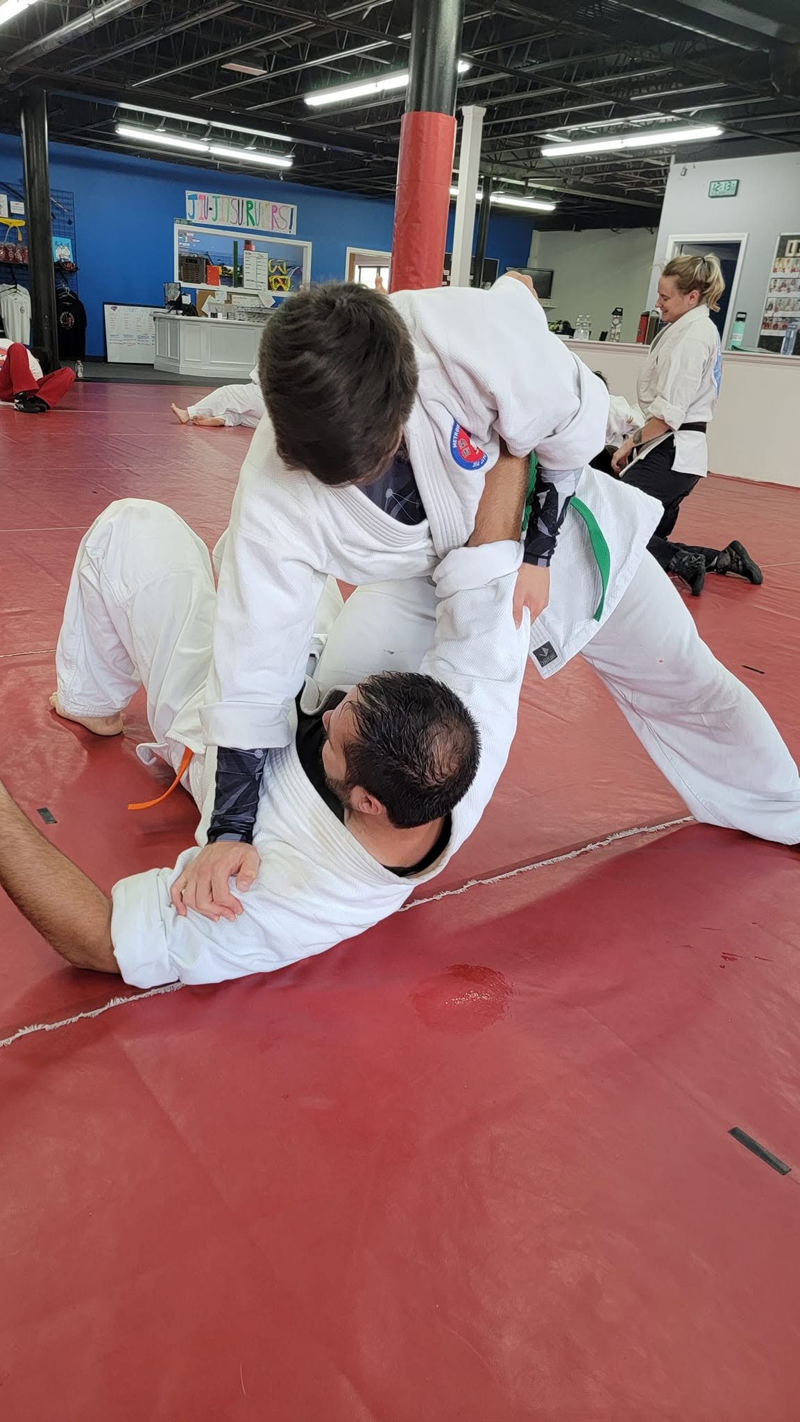 Training partners in gis practicing ground grappling