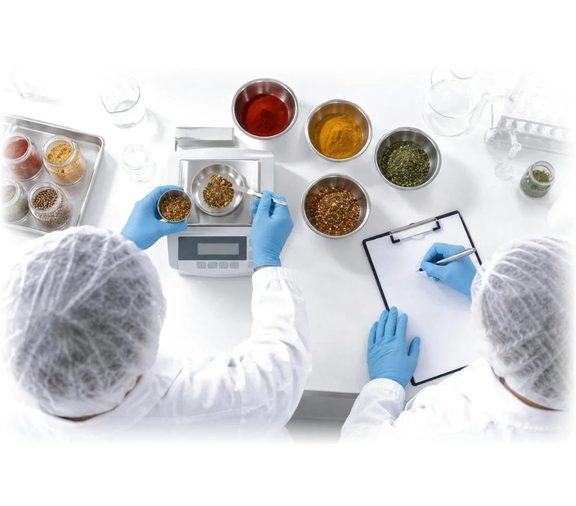 GMT Food Ar-Ge laboratuvarında mühendisler özel baharat karışımı tartarken