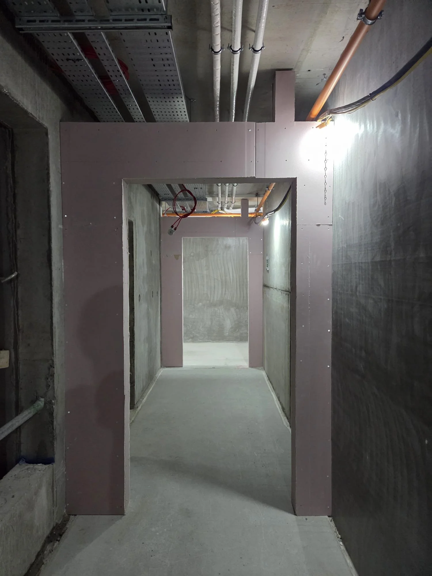 Internal corridor with plasterboard partition systems