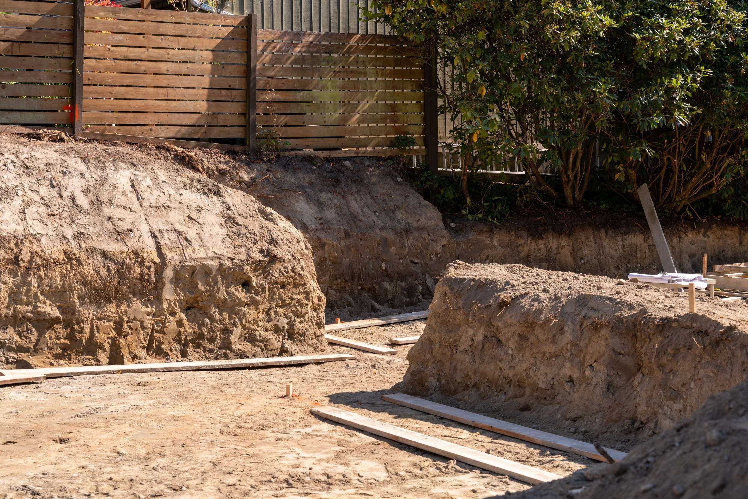 Benched excavation against neighboring property