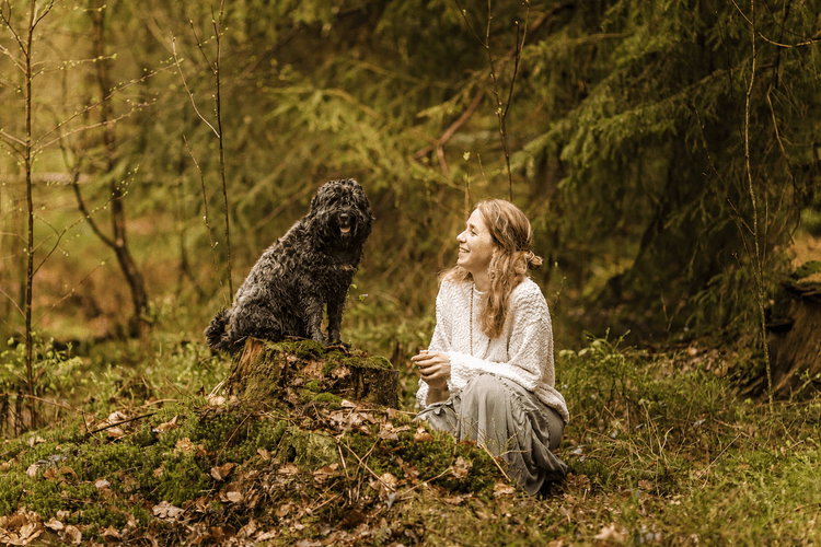 Ute mit ihrem Hund im Wald