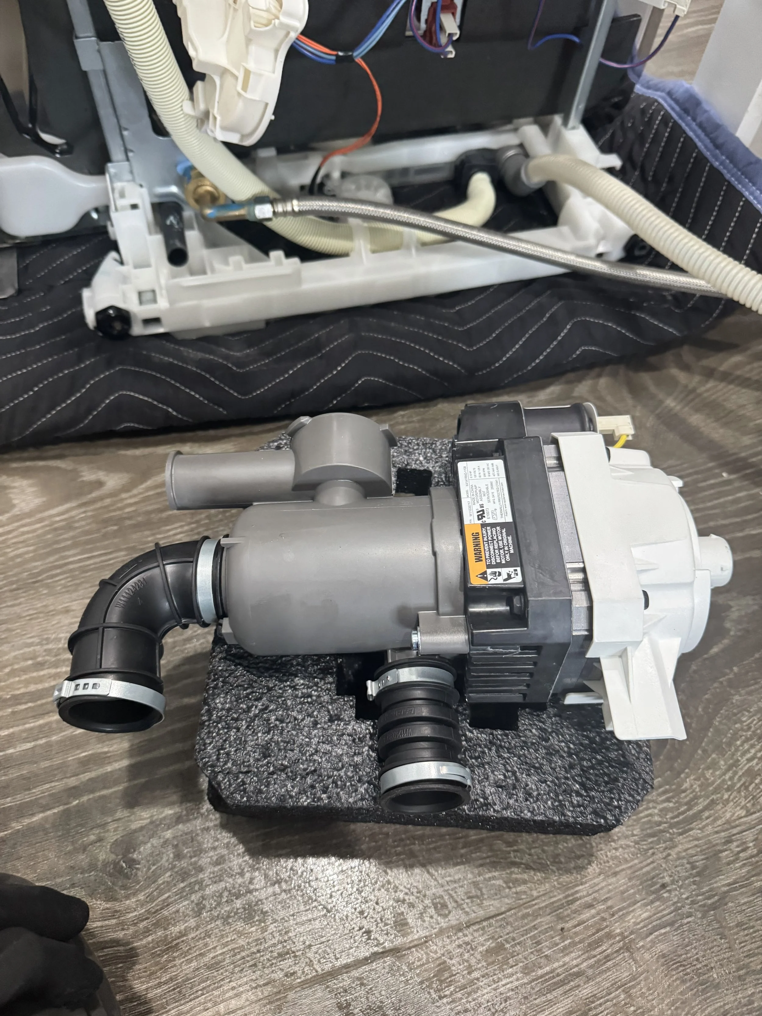 Dishwasher circulation pump and hose