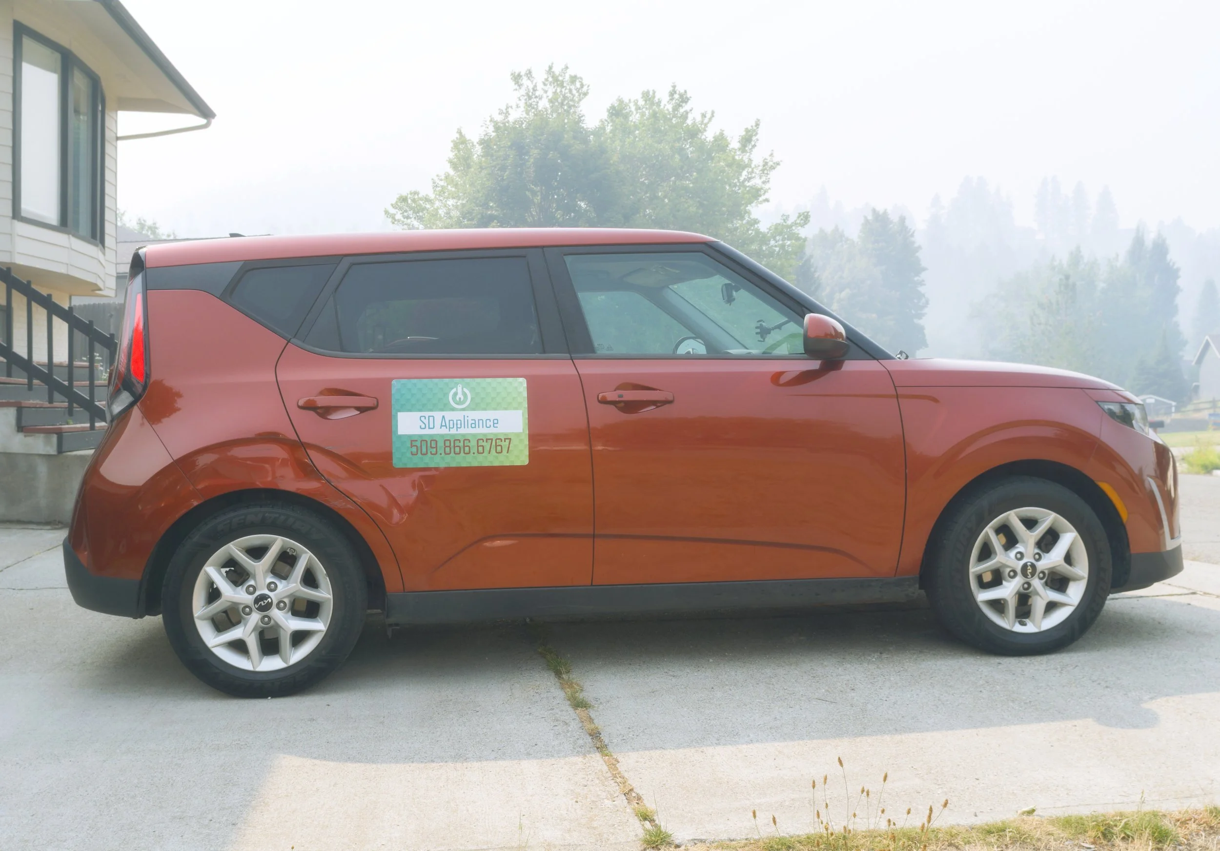 The SD Appliance vehicle in side profile, with the decal visible