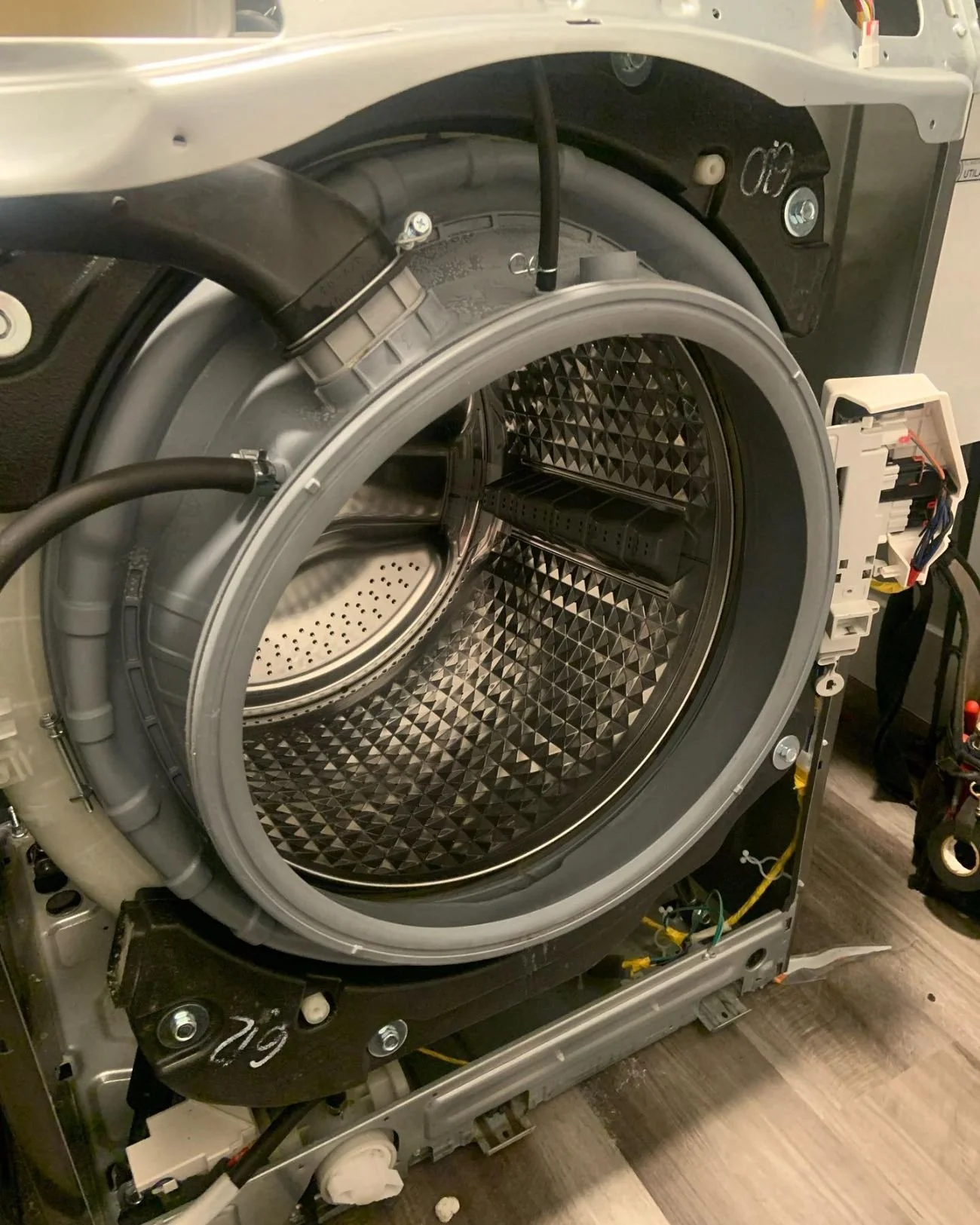 Front-load washer drum and door gasket
