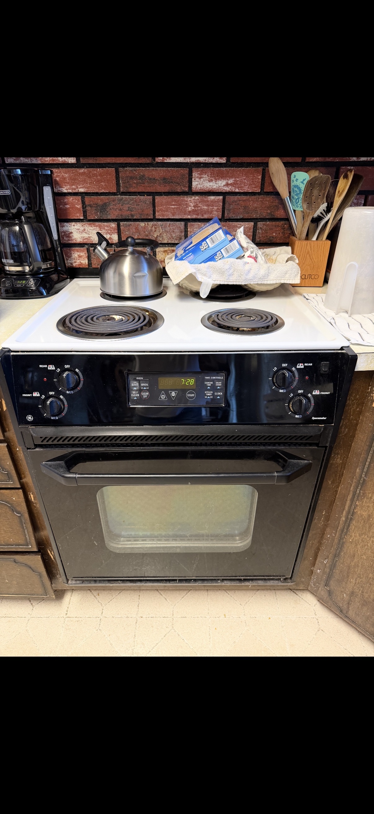 Oven control panel with an analogue clock