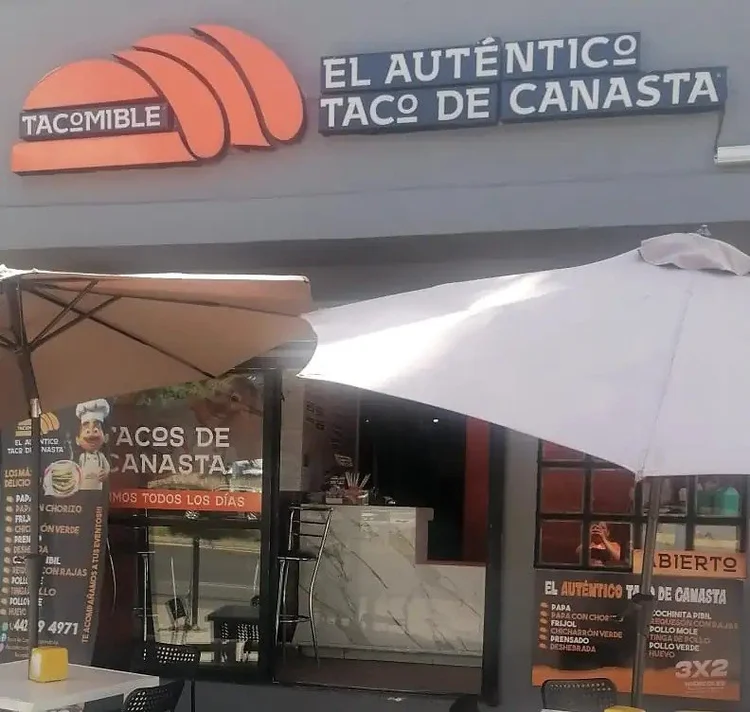 Fachada de Tacomible Carretas con sombrillas y mesas, sobre Prol. Bernardo Quintana