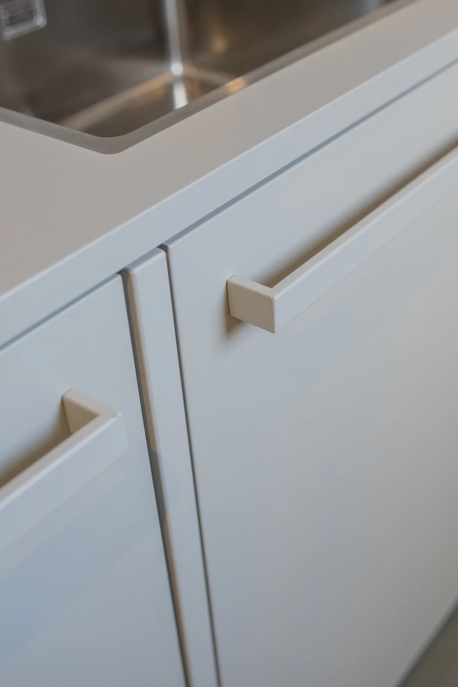 Detail van een KEUK keuken in Waddenzand grijs