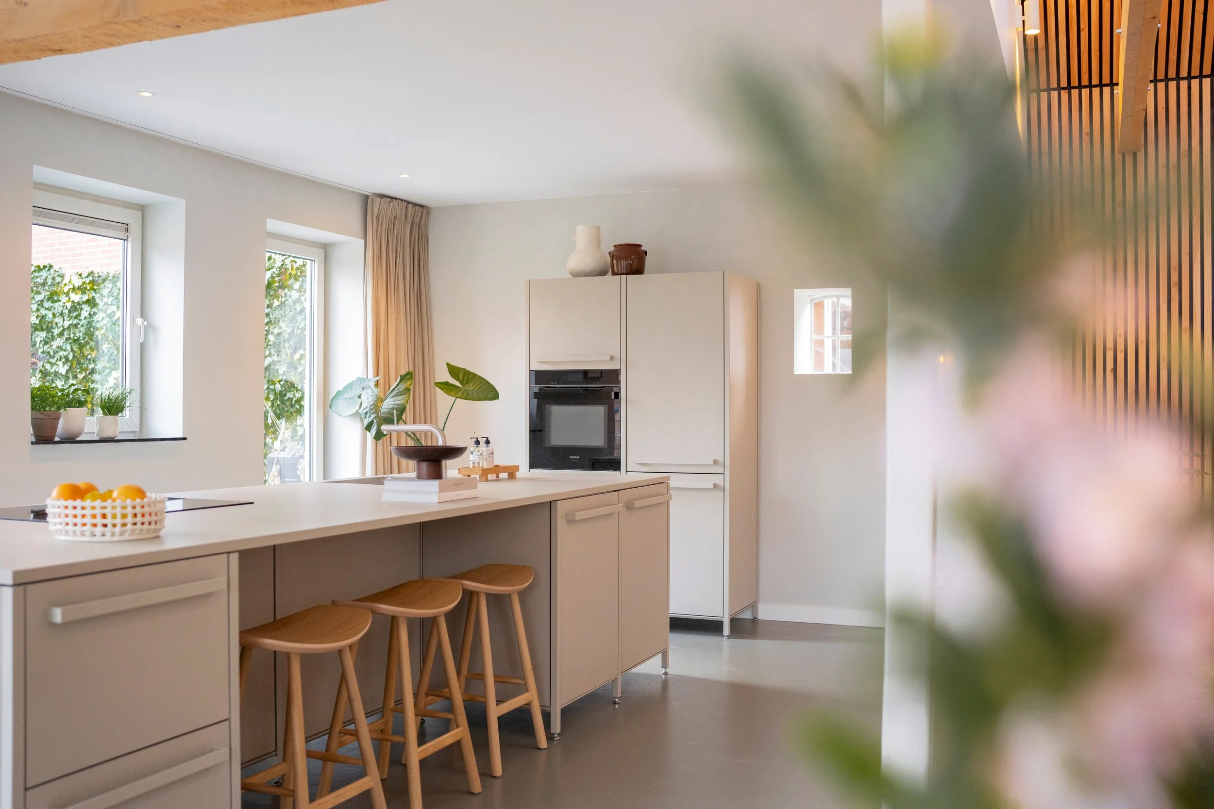 KEUK keuken in Waddenzand grijs met houten werkblad