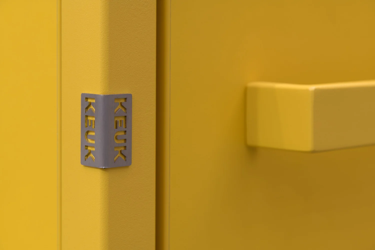 Detail van een KEUK keuken in Mosterdgeel