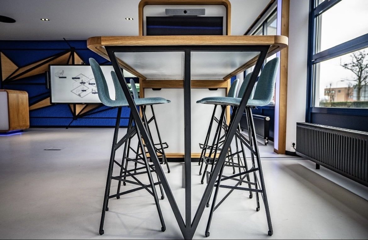 Sta-tafel met stalen schraagframe en barkrukken