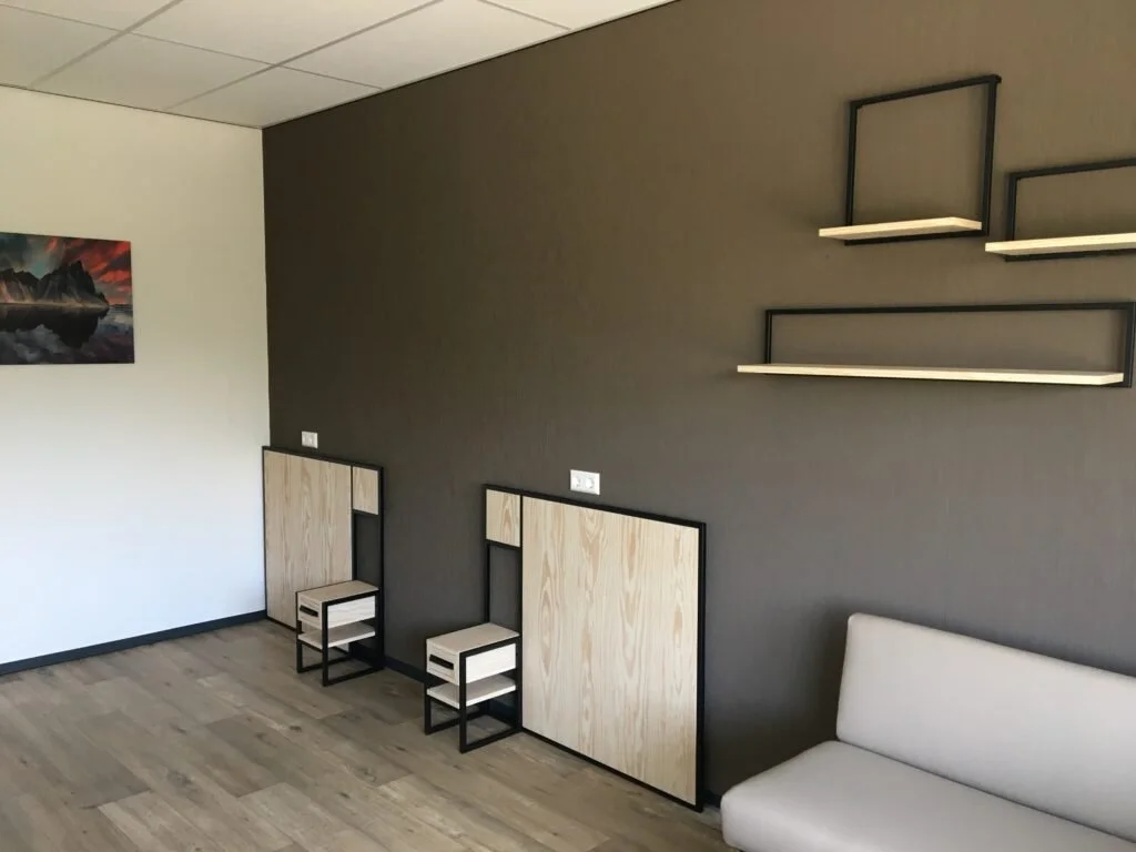 Wandschappen van staal met geïntegreerde ledverlichting boven een zitbank