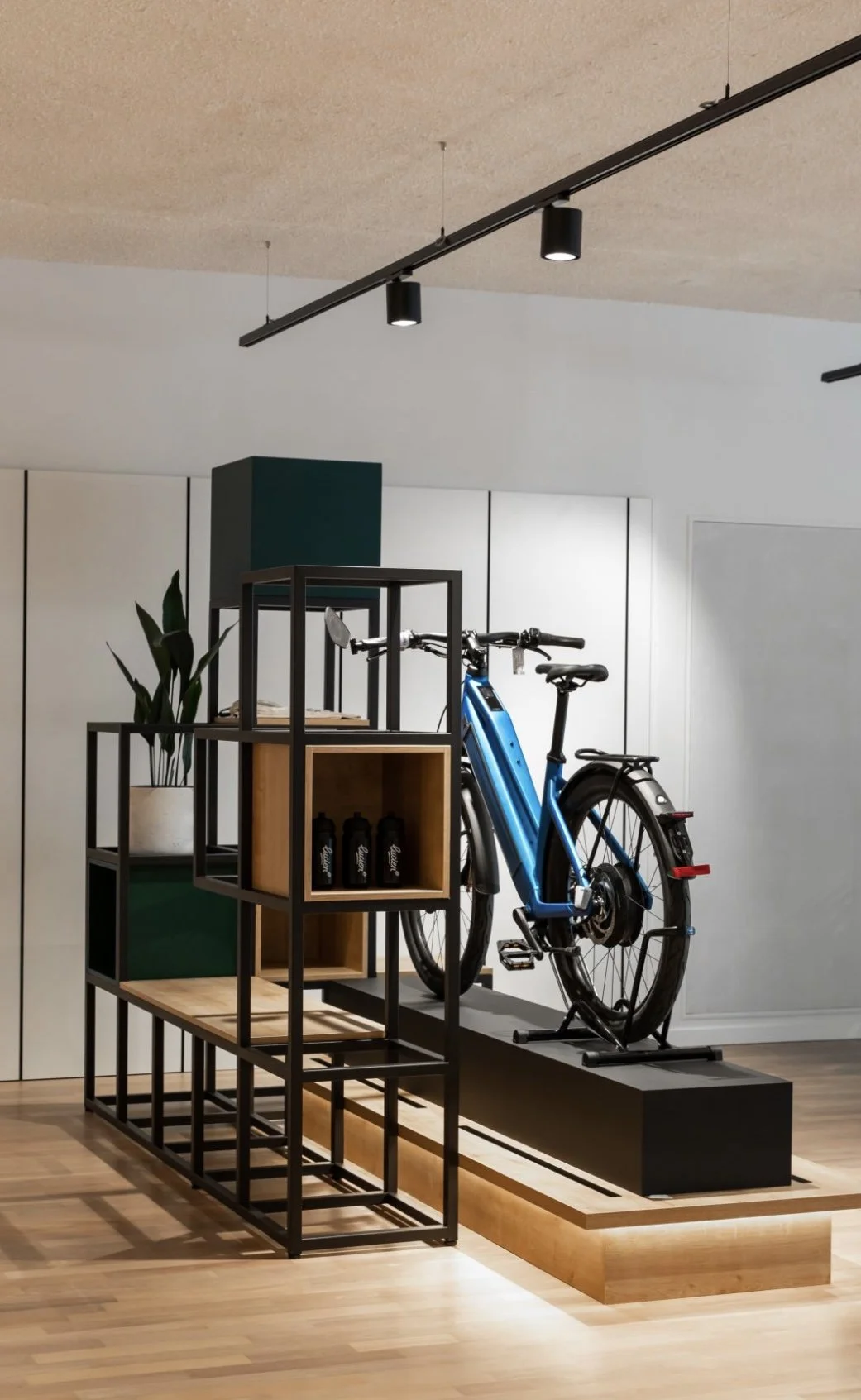 Presentatieframe in een fietsenwinkel met houten plateaus