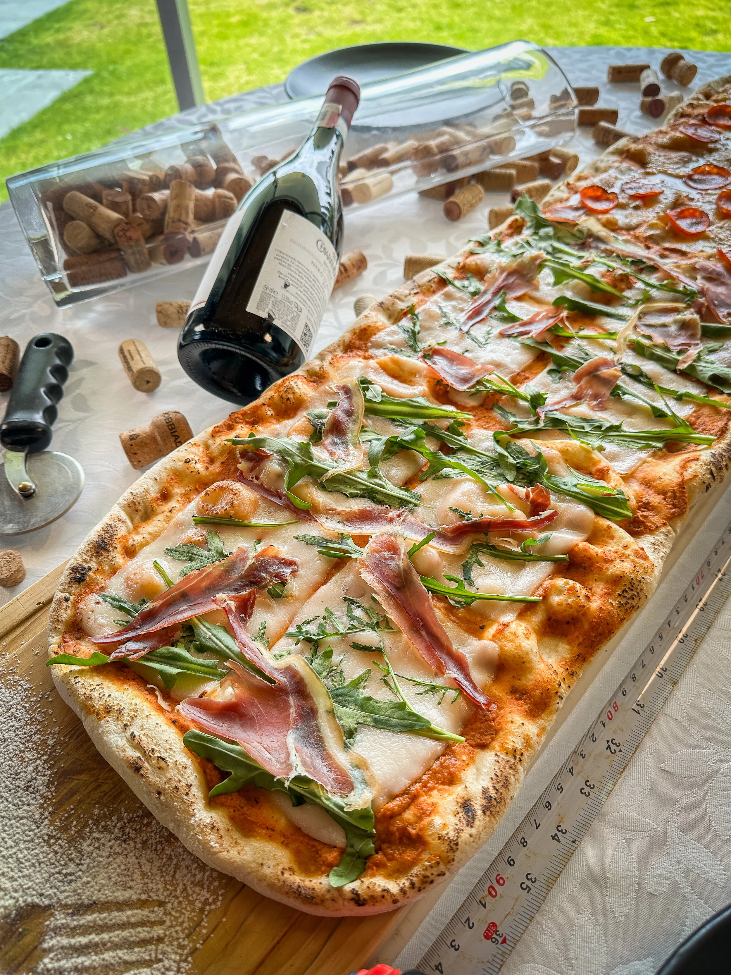 Pizza artesanal con mozzarella y albahaca