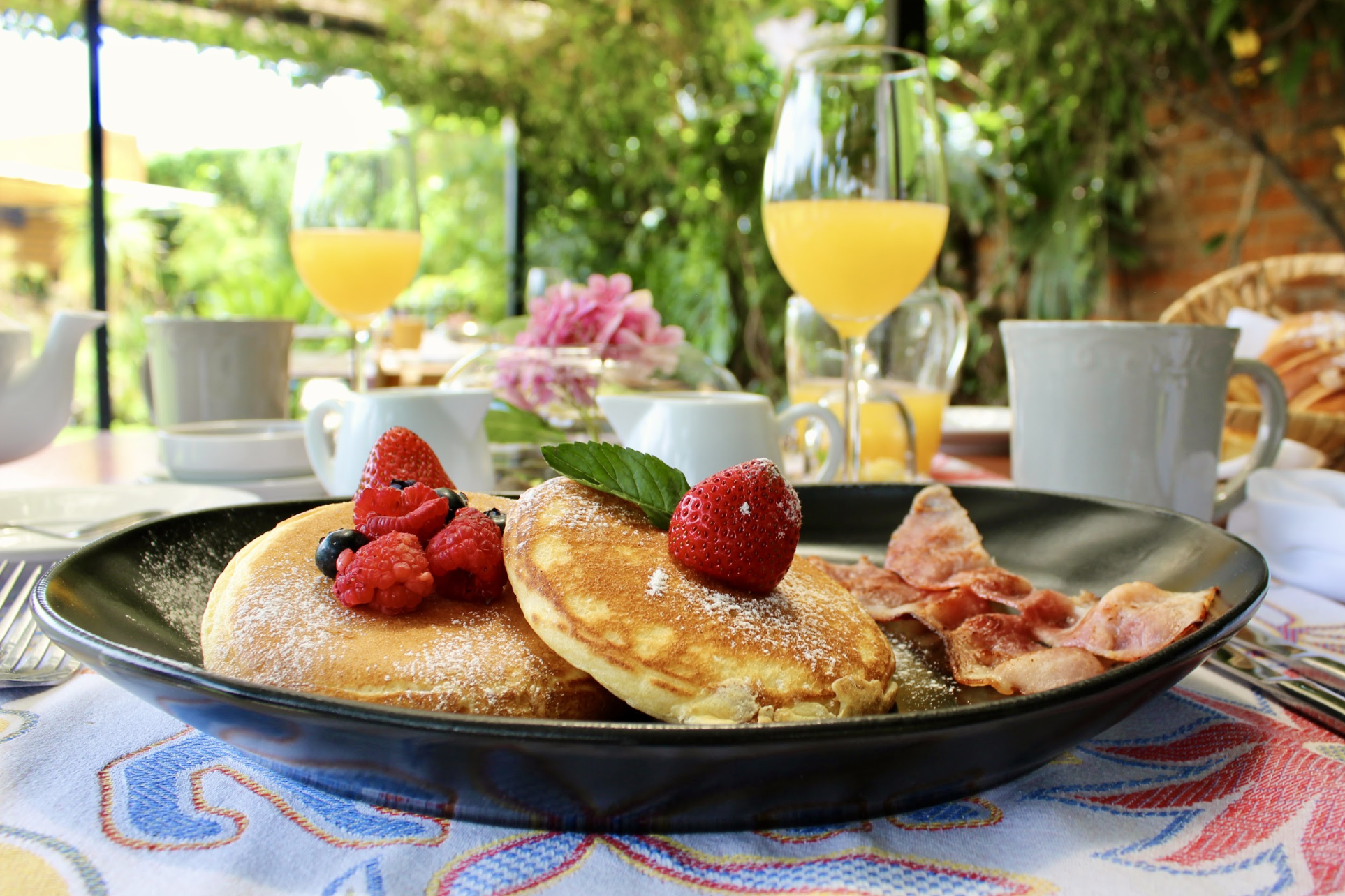 Desayuno servido en una mesa