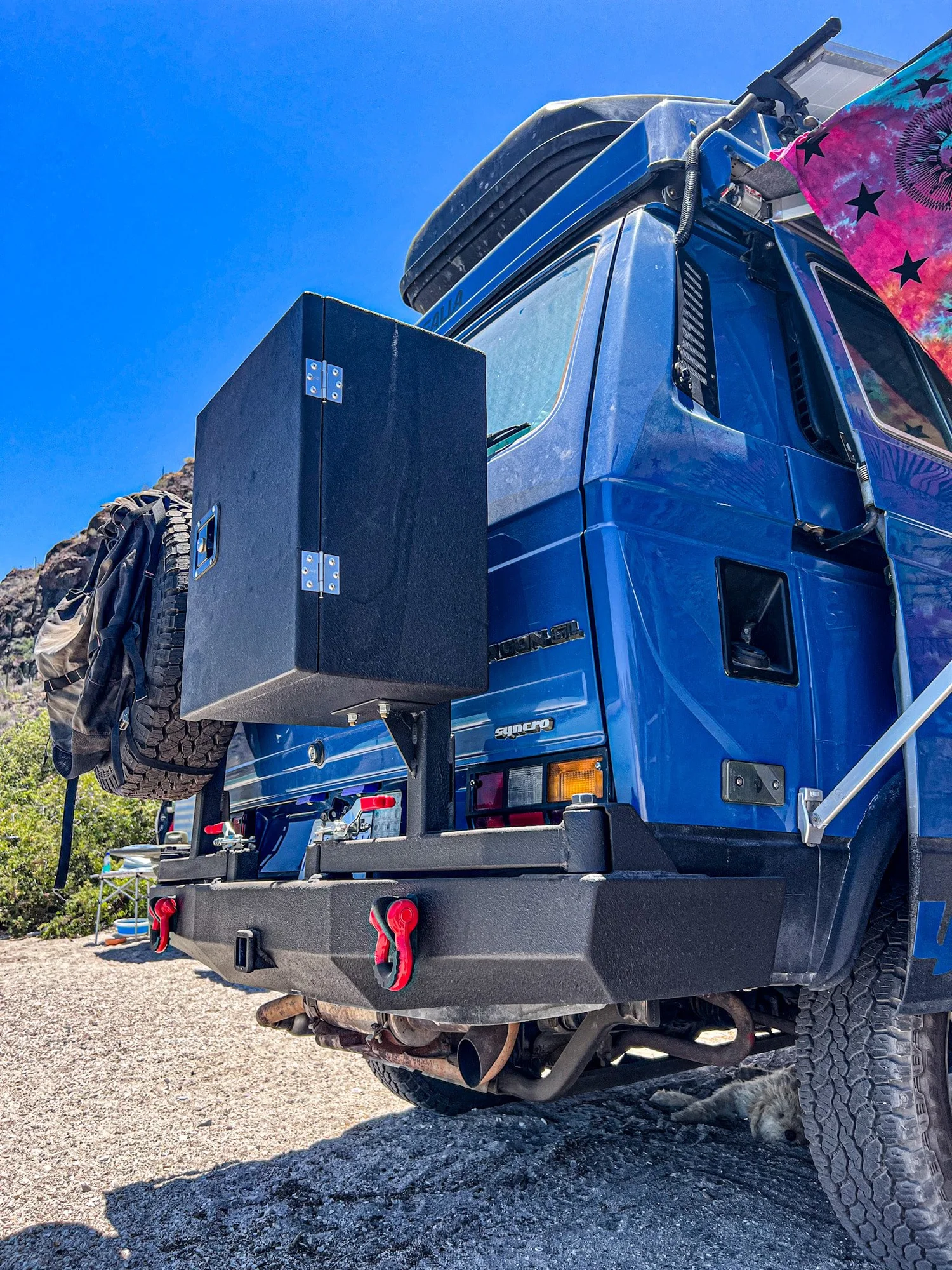Rear bumper with the spare-tire carrier and storage box closed.