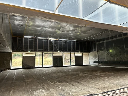 Abgedeckte Halle während der Sanierung