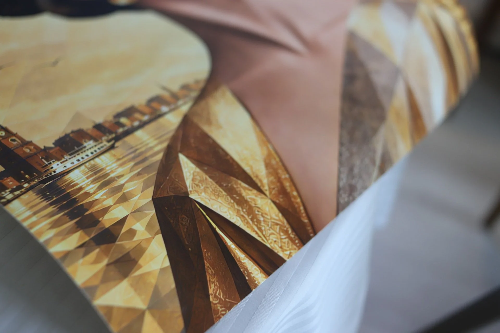Detail des Fine-Art-Drucks mit goldenem kubistischem Gewand und Hafenreflexionen