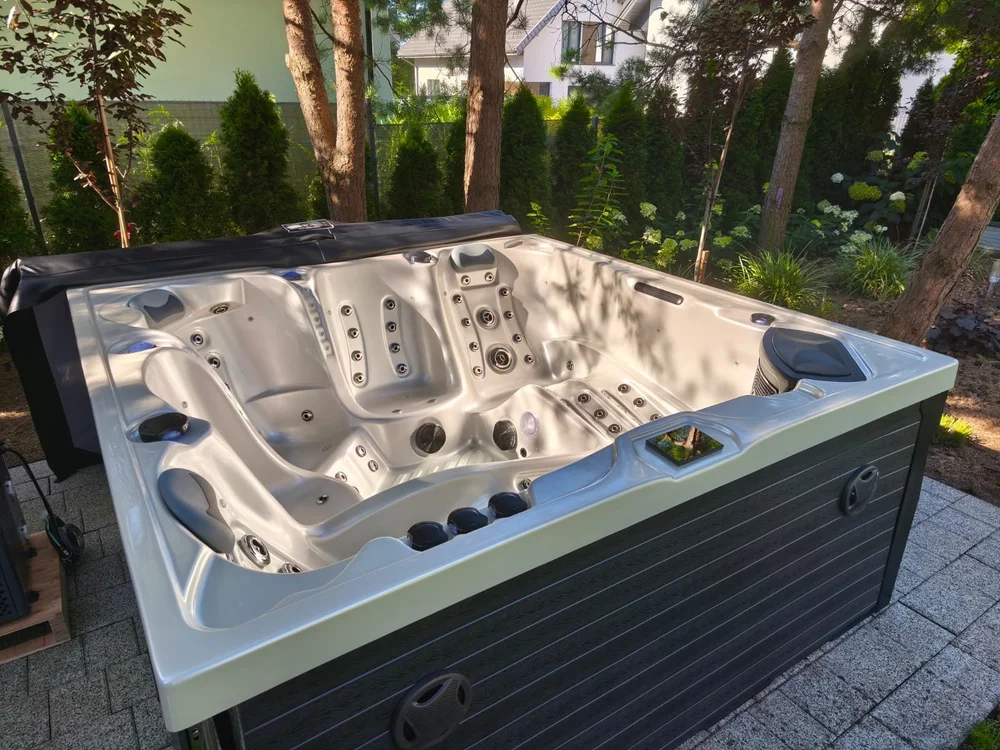 Jacuzzi Relax U2 w ogrodzie, 106 dysz, obudowa antracyt