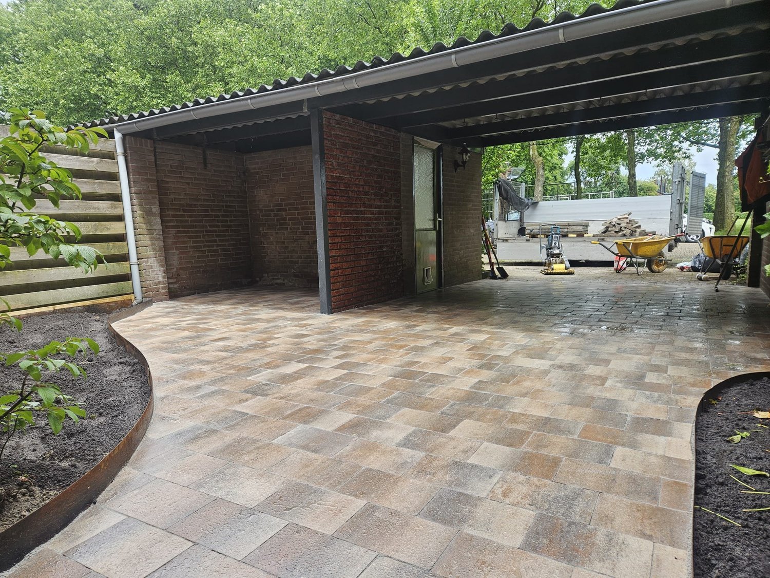 Carport met klinkers