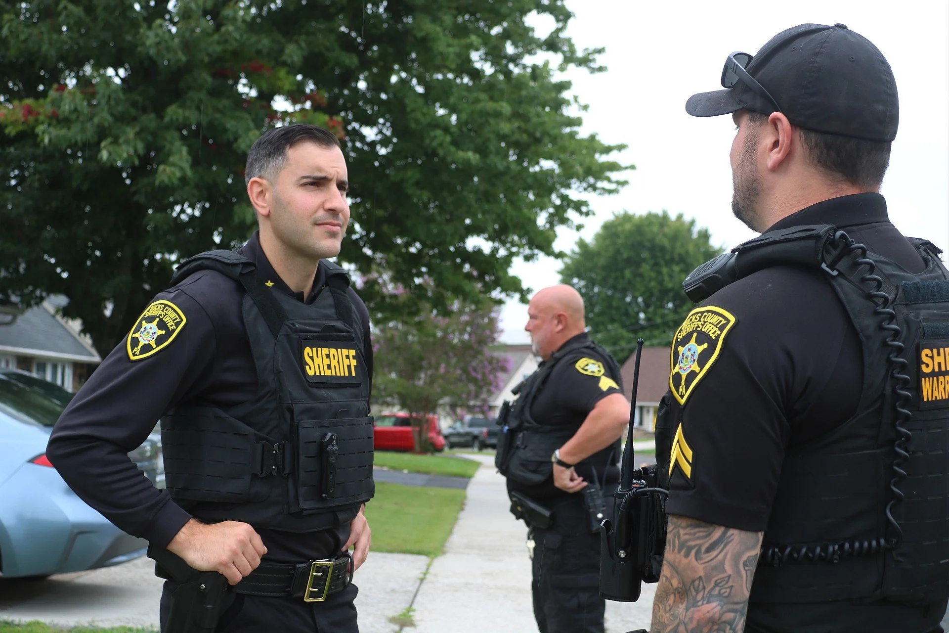 Sheriff Ceisler with deputies of the warrant unit on a residential street