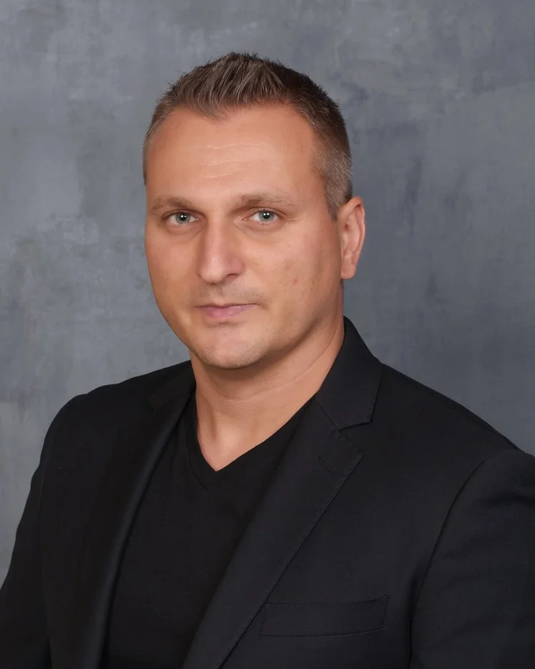 Amik Gasparyan, Farmers Insurance agent in Glendale, CA