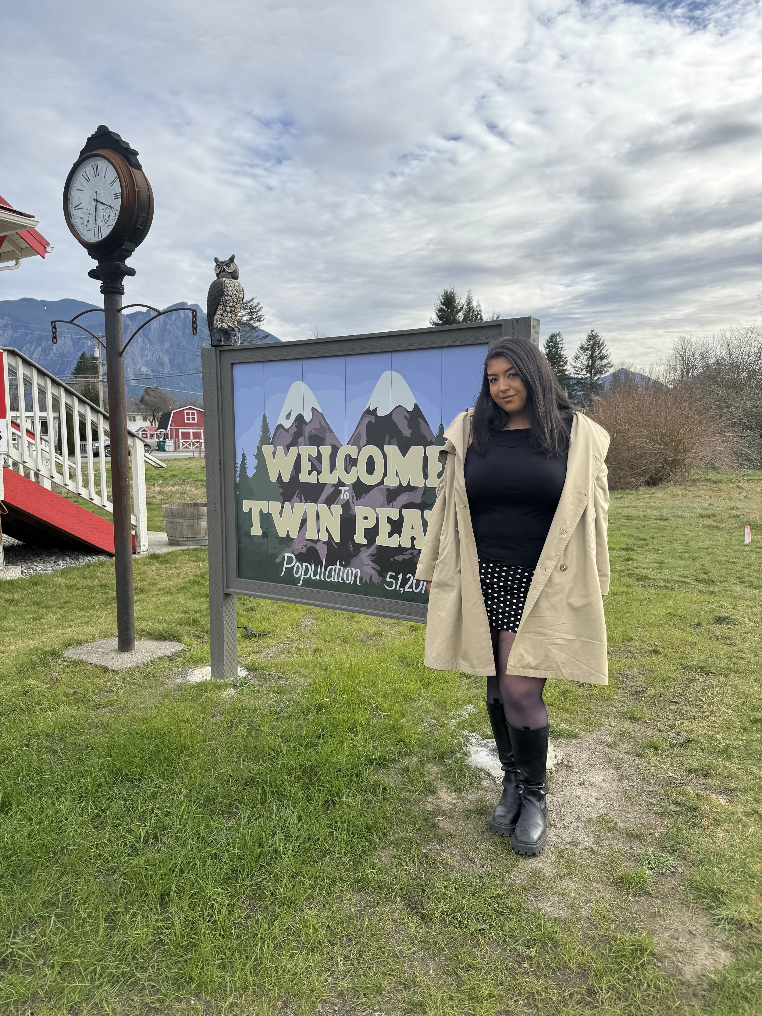 A guest beside the Welcome to Twin Peaks sign