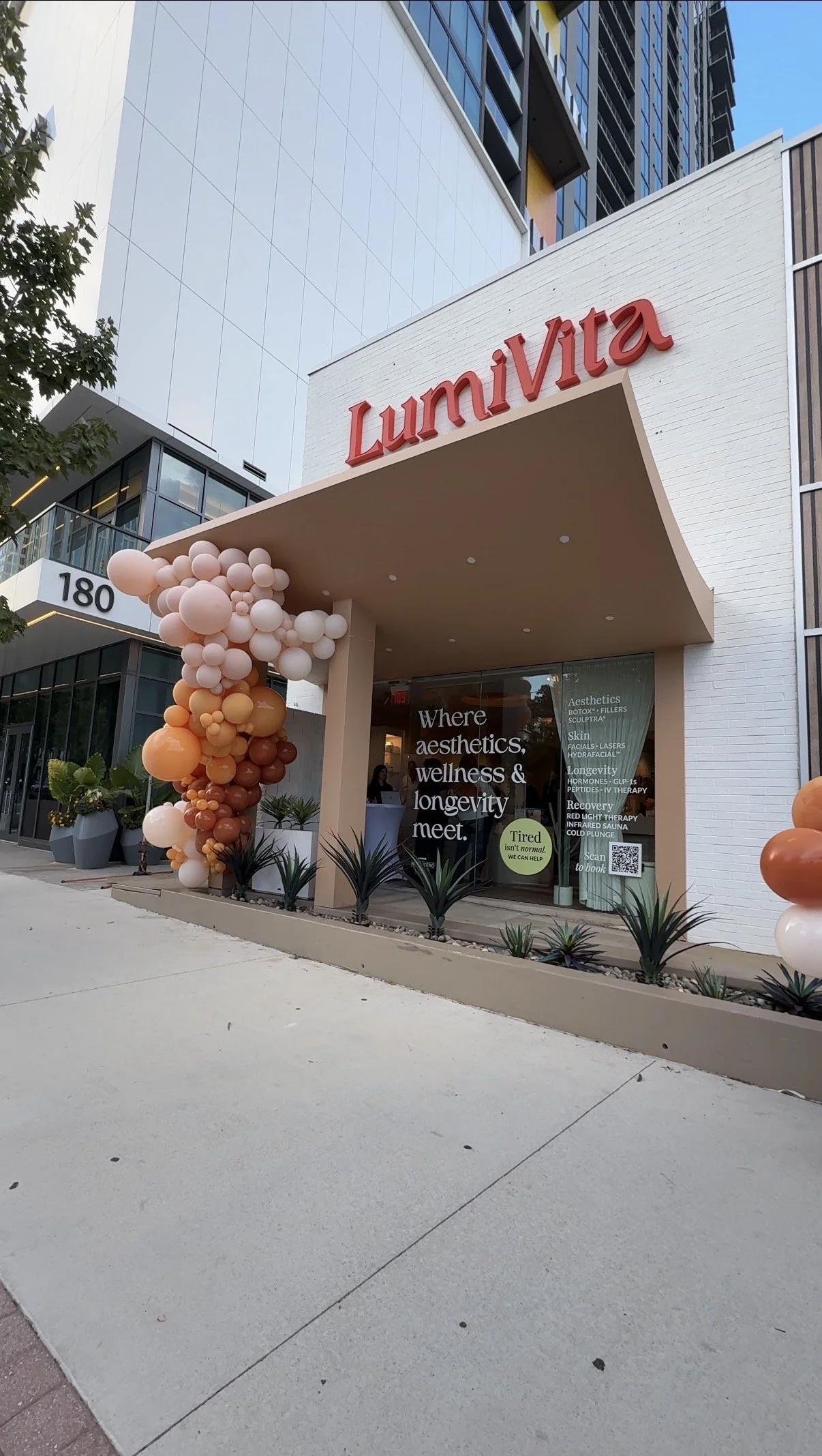 LumiVita Wellspa’s Midtown Atlanta entrance decorated with balloons for the grand opening