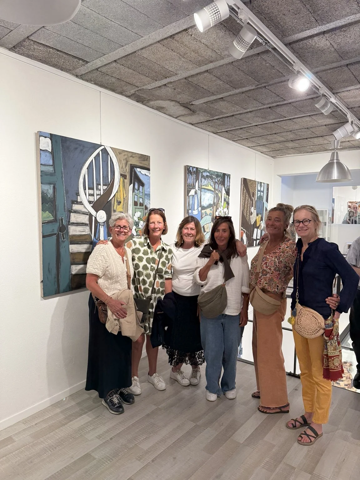 Photo de groupe devant les tableaux